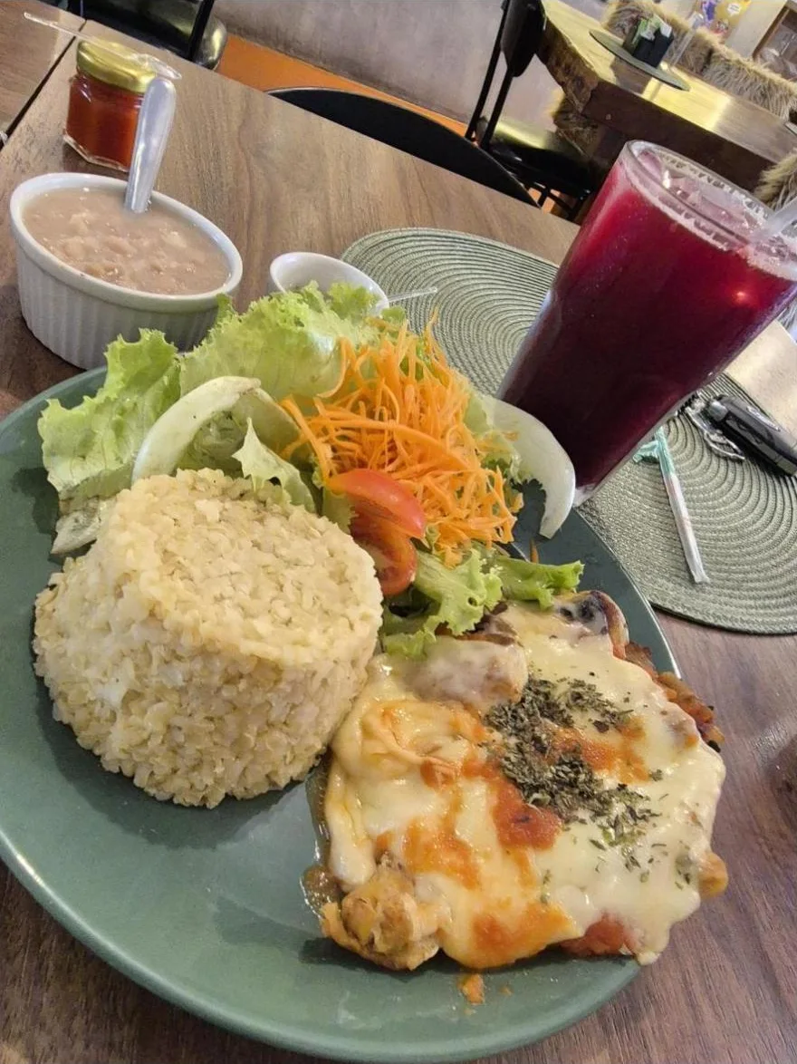 Prato com arroz integral, salada e frango gratinado